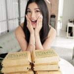 Jane De Leon Instagram - Bakit 🤸ang saya🤸 na naman ng 🤸 beshy ko?🤸 Siguradong happy tayo all day with the #BestTastingChickenInasal - #MangInasal dahil sa tamang timpla na tagos ang ihaw-sarap sa bawat kagat! Mas lalo pang pina-perfect yan kapag may kasamang chicken oil + toyo with calamansi at sili 🤤😋 Kaya, #LoveMangInasal the way I do mga beshy ko. Order na! Available sila for dine-in, takeout, or delivery! @iammanginasal