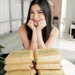 Jane De Leon Instagram - Bakit 🤸ang saya🤸 na naman ng 🤸 beshy ko?🤸 Siguradong happy tayo all day with the #BestTastingChickenInasal - #MangInasal dahil sa tamang timpla na tagos ang ihaw-sarap sa bawat kagat! Mas lalo pang pina-perfect yan kapag may kasamang chicken oil + toyo with calamansi at sili 🤤😋 Kaya, #LoveMangInasal the way I do mga beshy ko. Order na! Available sila for dine-in, takeout, or delivery! @iammanginasal
