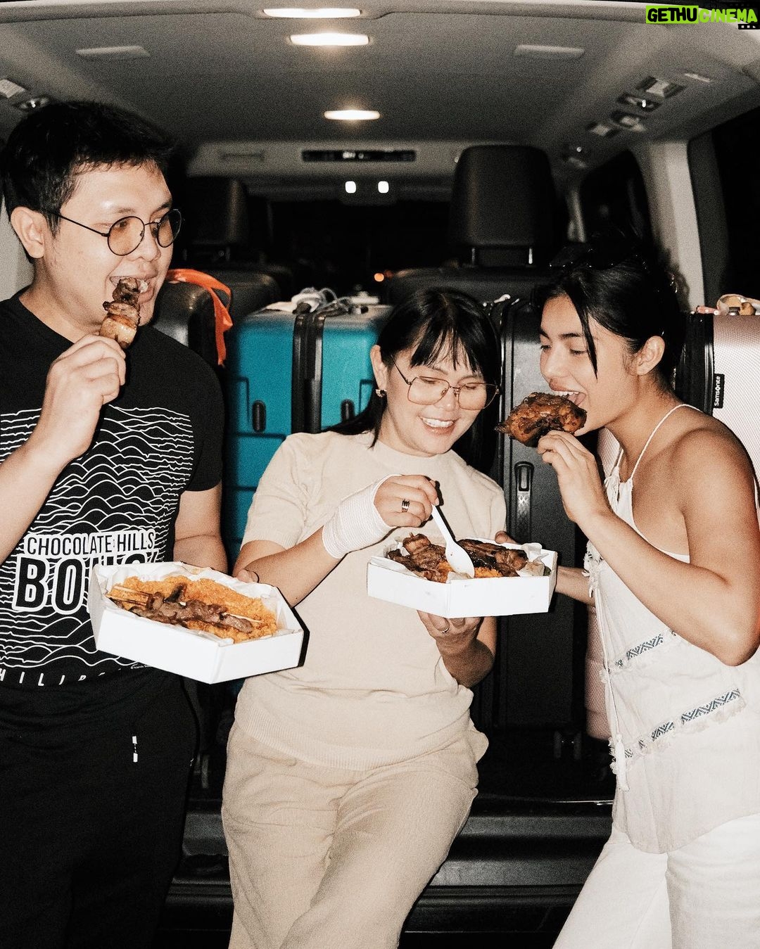 Jane De Leon Instagram - We found the perfect Ihaw-Sarap "buddy" for a small family like ours! 🫶💯 Thank you Mang Inasal, we super enjoyed our BUDDY FIESTA! We got the Chicken and Pork BBQ Bundle and the All-Pork Bundle starting at its takeout price of ₱399 each. Saktong-sakto para sa salu-salo namin, with matching small platter of Java Rice. Guuyyysss, you have to try the #MangInasalBuddyFiesta now and order it for dine-in and takeout at any Mang Inasal stores nationwide. Also order it for delivery via the Mang Inasal Delivery App or through https://manginasaldelivery.com.ph/. Thanks, Mang Inasal fam!! #ILoveMangInasal💚💛