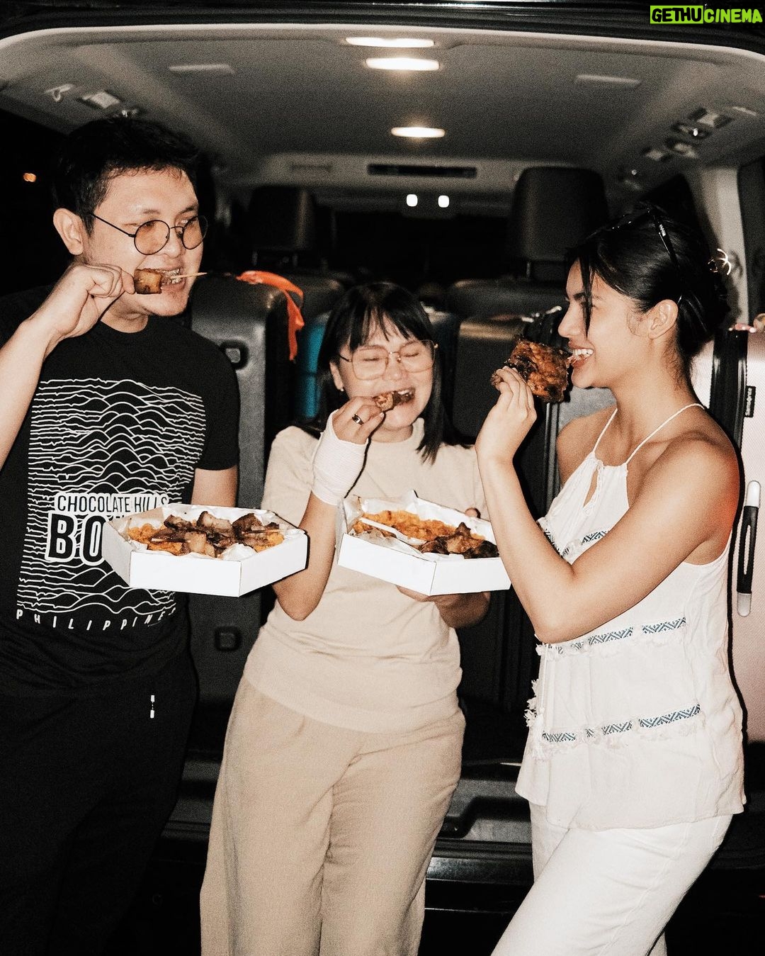 Jane De Leon Instagram - We found the perfect Ihaw-Sarap "buddy" for a small family like ours! 🫶💯 Thank you Mang Inasal, we super enjoyed our BUDDY FIESTA! We got the Chicken and Pork BBQ Bundle and the All-Pork Bundle starting at its takeout price of ₱399 each. Saktong-sakto para sa salu-salo namin, with matching small platter of Java Rice. Guuyyysss, you have to try the #MangInasalBuddyFiesta now and order it for dine-in and takeout at any Mang Inasal stores nationwide. Also order it for delivery via the Mang Inasal Delivery App or through https://manginasaldelivery.com.ph/. Thanks, Mang Inasal fam!! #ILoveMangInasal💚💛