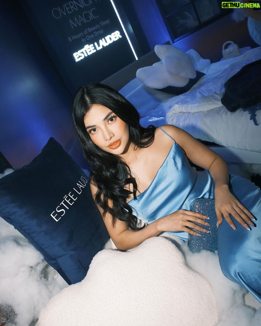 Jane De Leon Instagram - Beauty starts with a magic touch. 💙 @esteelauderph