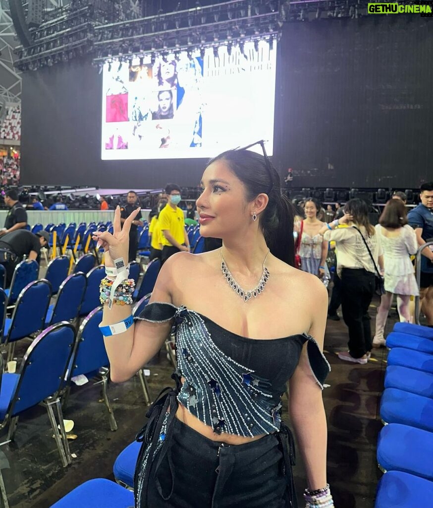 Jane De Leon Instagram - After a year of waiting, it finally happened!! I had the incredible opportunity to witness Taylor Swift’s electrifying live on stage performance. Taylor and her music were both enchanting. It was surreal. Nakakaiyak and overwhelming at the same time. 🥹✨💓 The process wasn’t easy coz I went through so many challenges before finally getting on board. It was all sweat and tears. Despite the hardships, I am grateful for the lessons learned and the growth experienced. Grateful too to my concert buddy, my bestfriend @ellemendoza_ for navigating these obstacles by my side. Sharing my ERAS Tour concert experience in Singapore with you was truly special. 🥰💜 National Stadium, Singapore