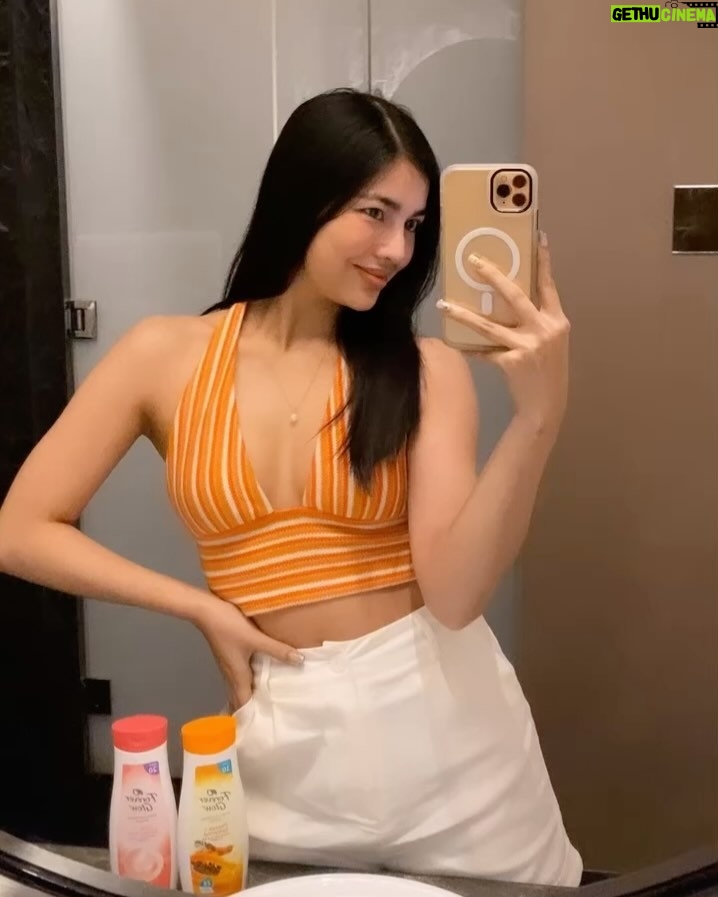 Jane De Leon Instagram - Serving you all some V-Day glam! Can’t wait to meet with my friends for our much awaited GALentines date 🩷 So thankful to @foreverglowphilippines lotion for this much needed GLOW on this special day! Don’t forget to include this on your glam prep too, #GLOWgals! ✨ Glow lang nang glow, NATURALLY!