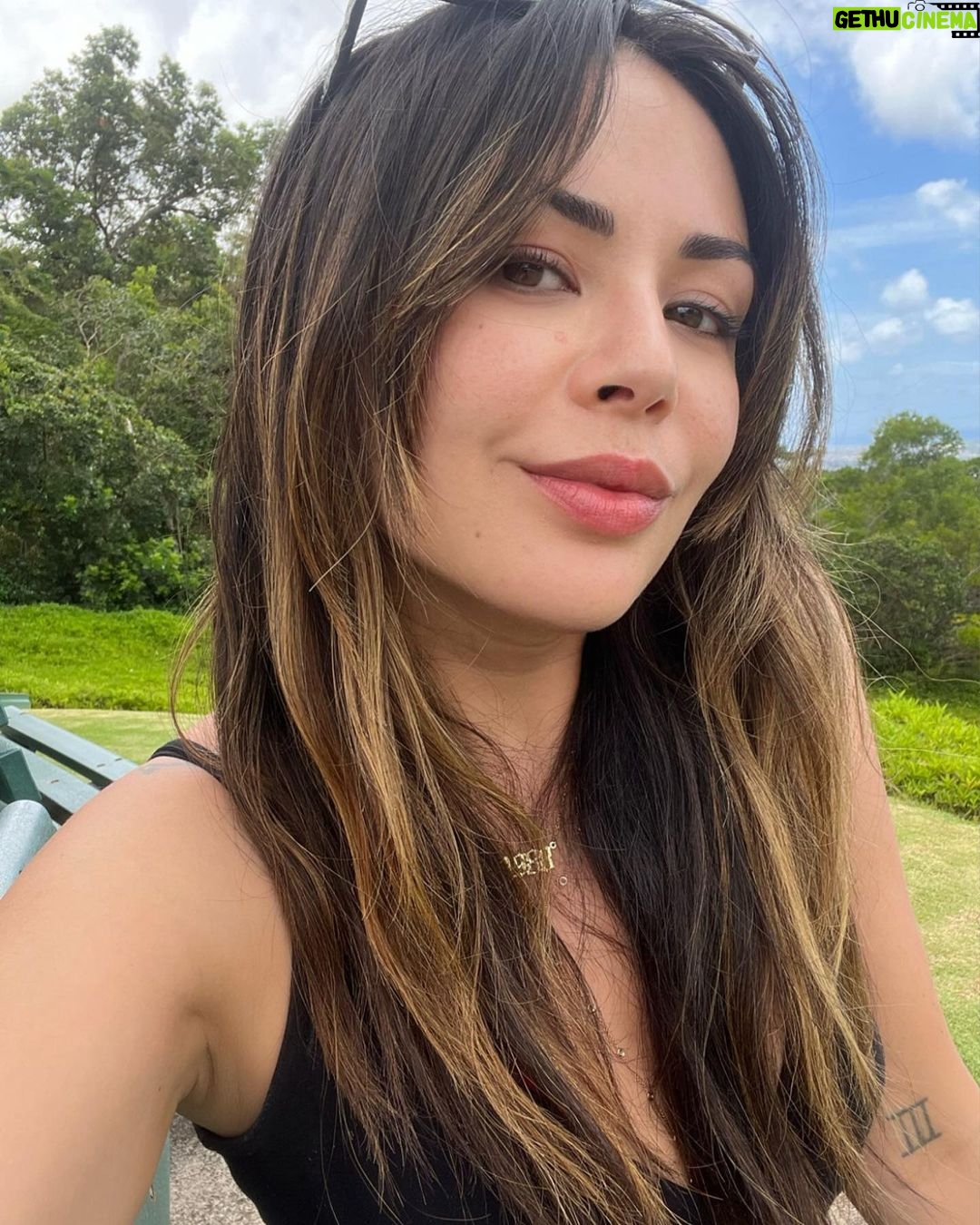 Janel Parrish Instagram - Family, views, nostalgia and beach skin 🤍 Hawaii will always be home 🤙🏻 Honolulu, Hawaii