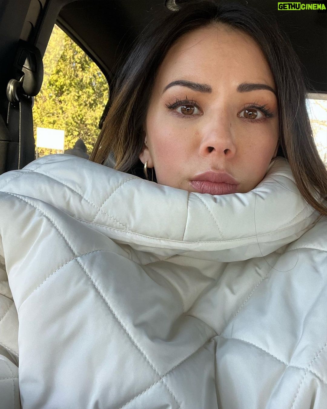 Janel Parrish Instagram - An ode to the backwards marshmallow coat and my beloved @kyana.teresa 🤍 BTS filming #familyhistorymysteries Ottawa, Ontario