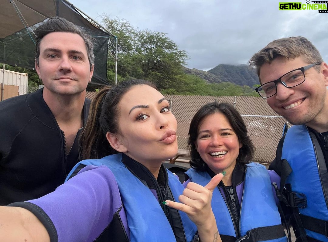 Janel Parrish Instagram - Home in Hawaii part 2 🤍 Merry Merry, everyone 🥰 Honolulu, Hawaii