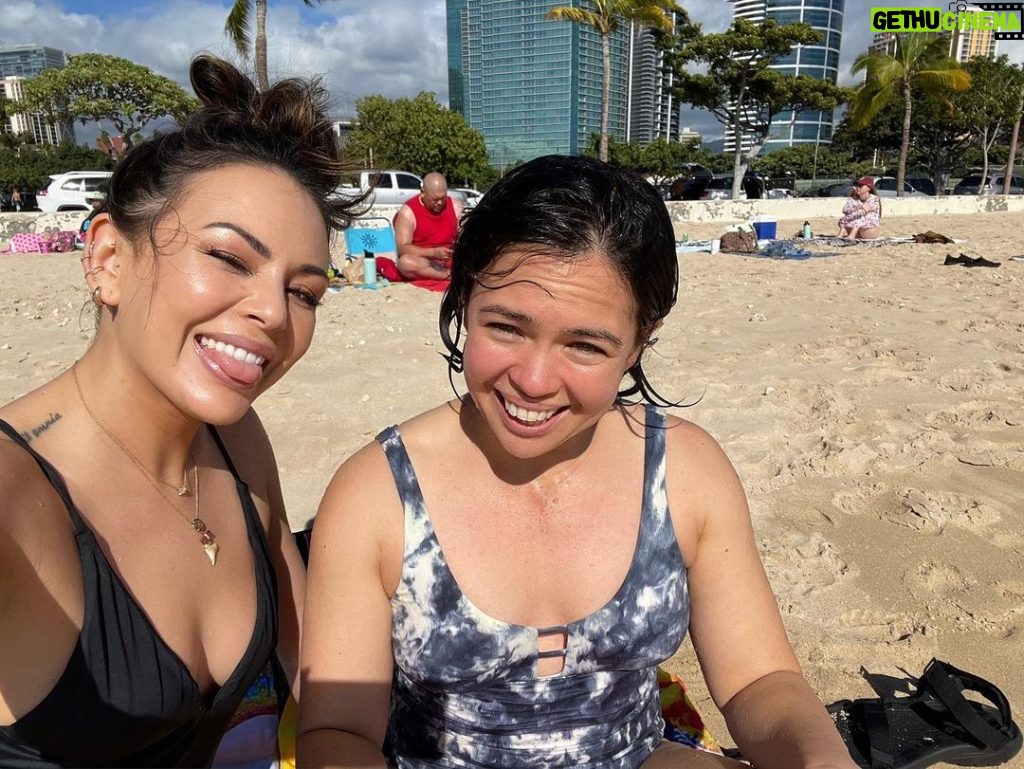 Janel Parrish Instagram - Home in Hawaii for Christmas part 1 🥰 Mele Kalikimaka! 🤙🏻 Honolulu, Hawaii
