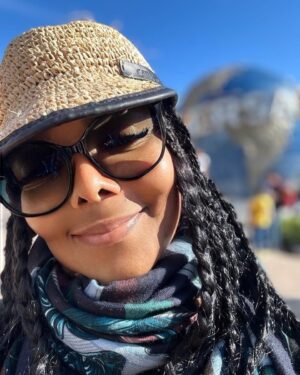 Janet Jackson Instagram - Spent a little time at Universal Studios with my baby. Praying the year ahead is brighter, happier, safer & healthier for all ♥️🙏🏽 

@UniversalOrlando #UniversalOrlandoResort