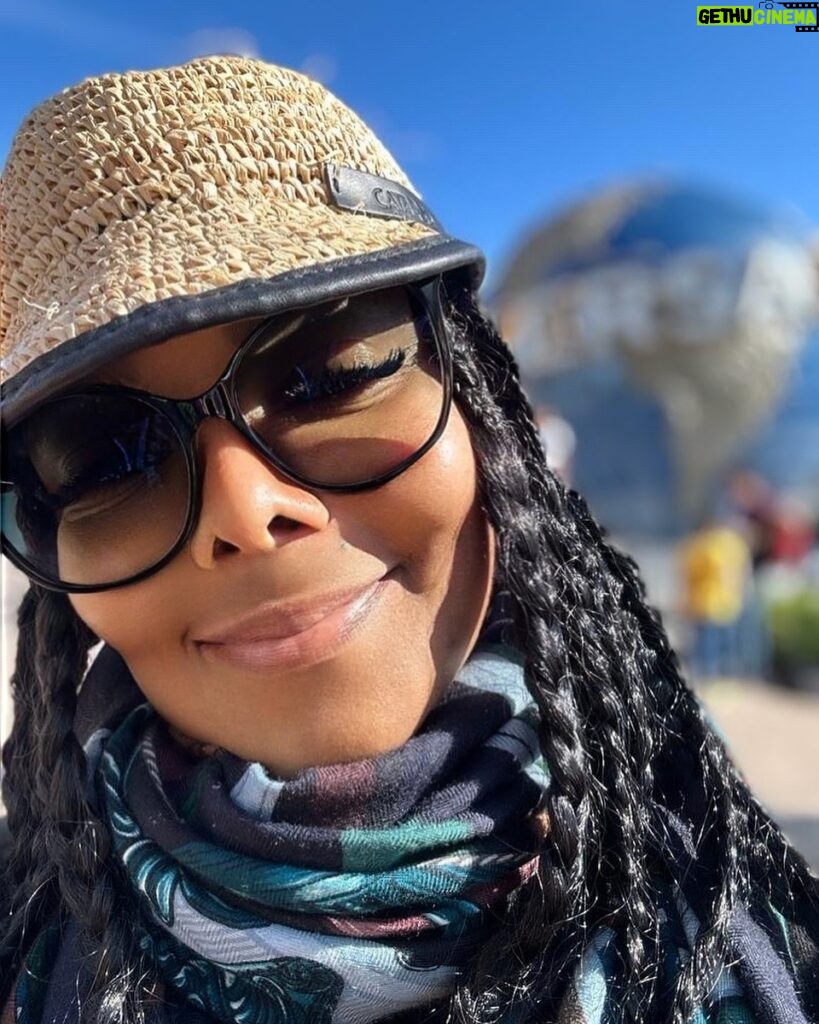 Janet Jackson Instagram - Spent a little time at Universal Studios with my baby. Praying the year ahead is brighter, happier, safer & healthier for all ♥🙏🏽 @UniversalOrlando #UniversalOrlandoResort Universal Orlando Resort
