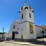Janet Jackson Instagram - The village of Melides in Portugal is so charming… the shops, the architecture, the people… we loved it. Swipe to see a few more photos including one of Rui who owns a wonderful shop named Vida Dura that sells beautiful hand painted home decor and gorgeous flowers 🙌💐 Melides, Setubal, Portugal