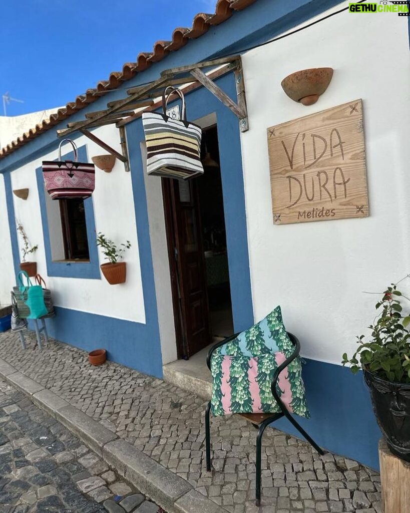 Janet Jackson Instagram - The village of Melides in Portugal is so charming… the shops, the architecture, the people… we loved it. Swipe to see a few more photos including one of Rui who owns a wonderful shop named Vida Dura that sells beautiful hand painted home decor and gorgeous flowers 🙌💐 Melides, Setubal, Portugal