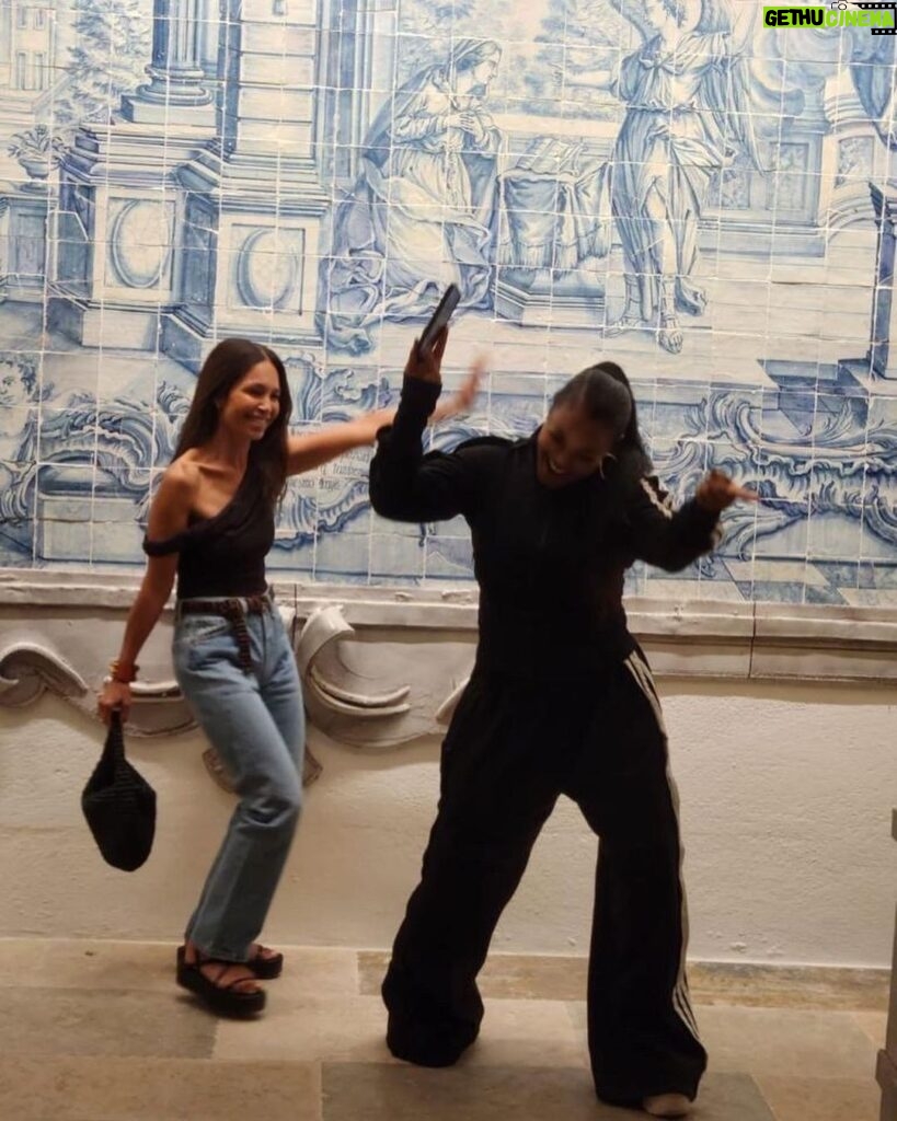 Janet Jackson Instagram - In front of hand painted ceramic tiles from the 1800s in Portugal at my friend Christian Louboutin’s @hotelvermelho (swipe for more photos of his beautiful hotel). We miss our sis in crime, Tash. 📷: Christian & me 😊 Melides, Setubal, Portugal