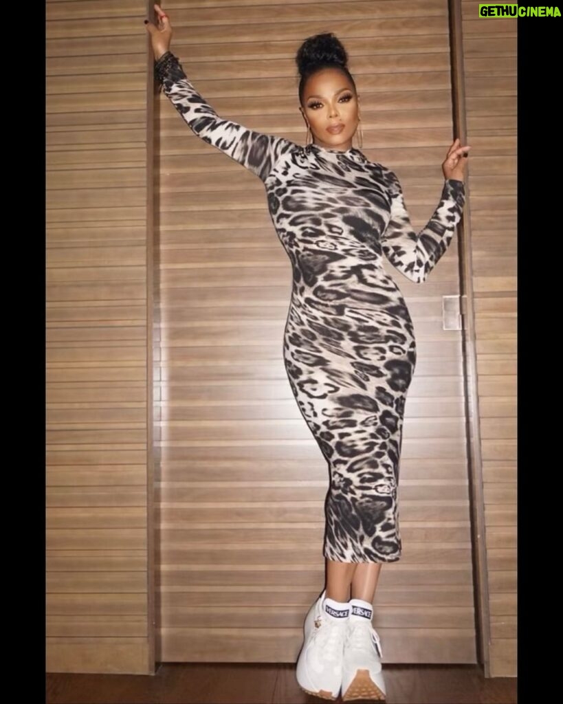 Janet Jackson Instagram - Thank you to everyone for all the beautiful bday wishes. They all made this bday extra special for me 😘😘😘 I love you guys. Outfit: @leisurelab Makeup & 📸: @prestonmakeup Hair: @cassidyblaine90046hair