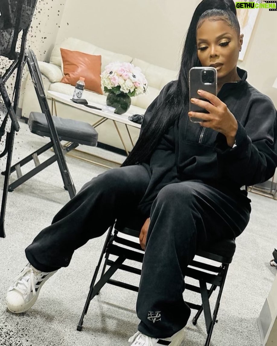 Janet Jackson Instagram - Savannah! See u 2nite. #TogetherAgainTour 🫶🏽 Enmarket Arena