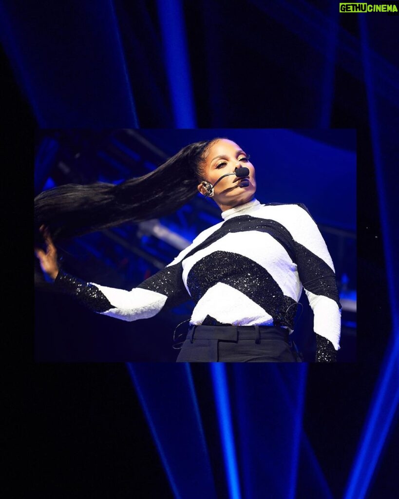 Janet Jackson Instagram - fun continues tonight in Orlando. can’t wait to see u! #TogetherAgainTour 🫶🏽 (swipe for more…) Wardrobe: @maisonvalentino Shoes: @louboutinworld Makeup: @prestonmakeup Hair: @cassidyblaine90046hair Styling: @laurelthomson_style Orlando, Florida