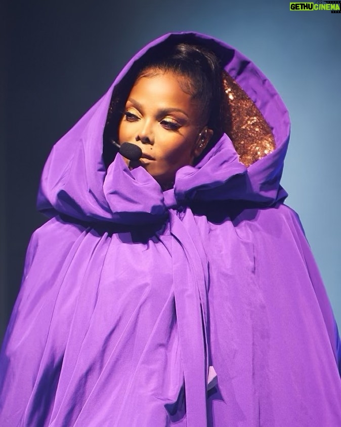 Janet Jackson Instagram - Round Two 🥊 #TogetherAgainTour Wardrobe: @maisonvalentino Makeup: @prestonmakeup Hair: @cassidyblaine90046hair Styling: @laurelthomson_style