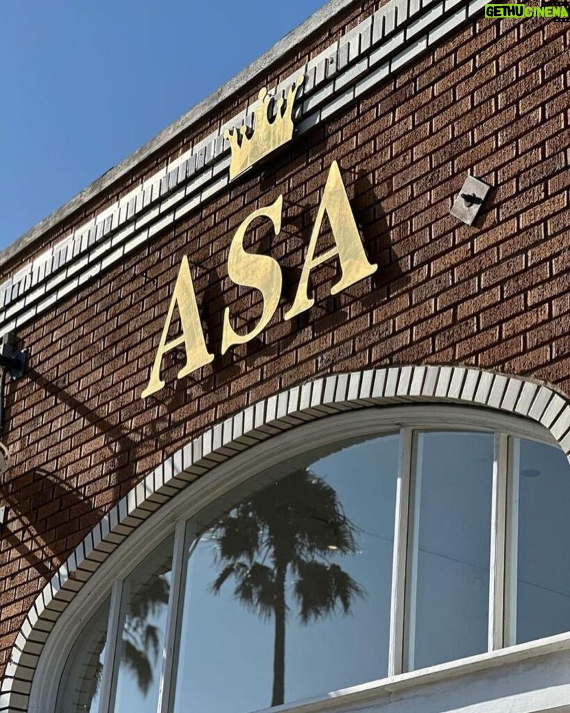Janet Jackson Instagram - I visited @asasoltan’s wonderful boutique today! It was full of gorgeous kaftans, sexy jewelry, amazing crystals and more…..your girl left with several bags! 😉♥️ @asakaftans