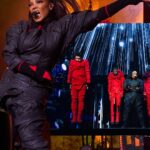 Janet Jackson Instagram - So good seeing u guys this weekend ♥️ 📸: @solaimanfazel Makeup: @prestonmakeup Hair: @cassidyblaine90046hair Styling: @laurelthomson_style Clothing: @demobaza Janet’s Shoes: @nike Dancers’ Shoes: @demobaza & @nike