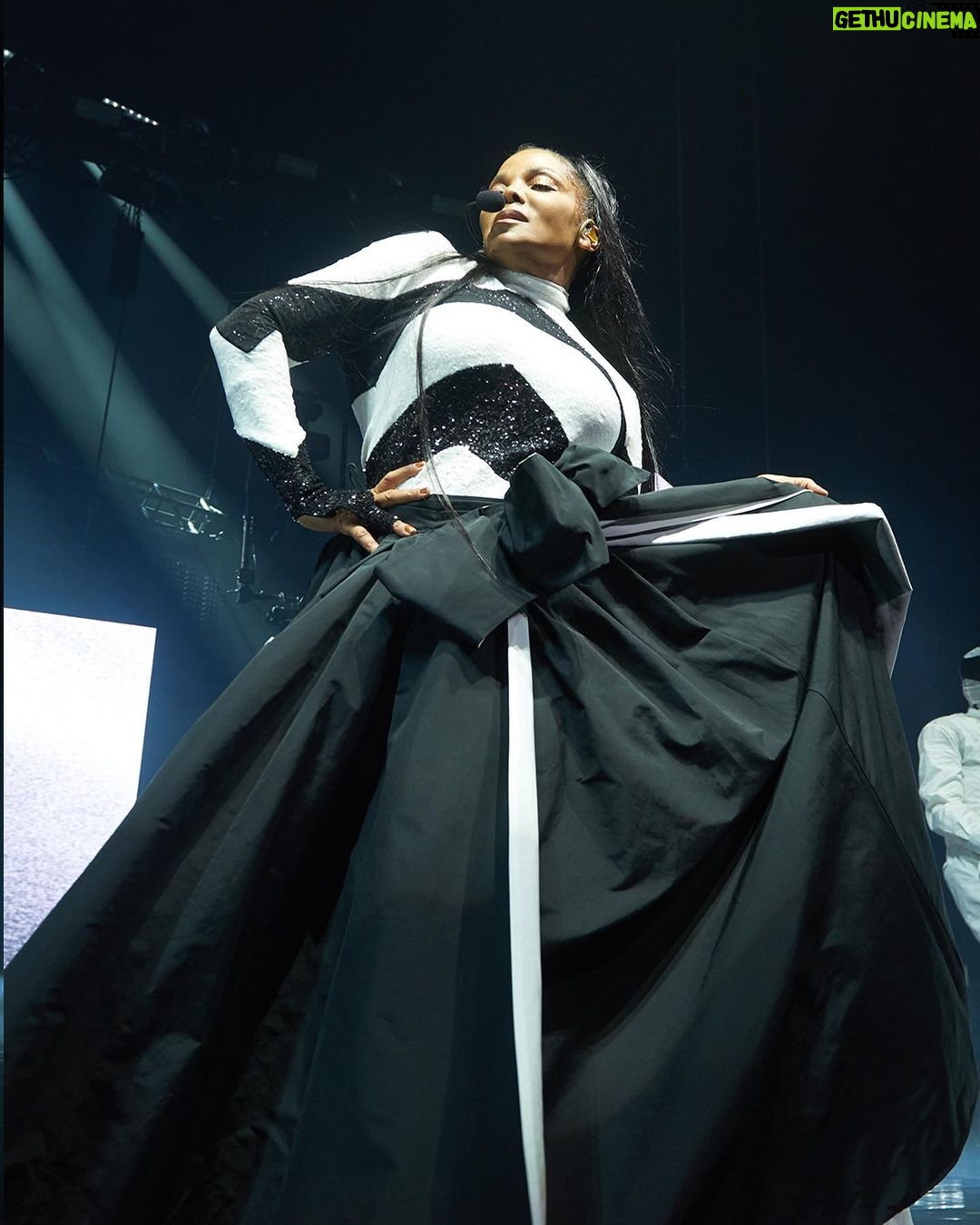 Janet Jackson Instagram - fun continues tonight in Orlando. can’t wait to see u! #TogetherAgainTour 🫶🏽 (swipe for more…) Wardrobe: @maisonvalentino Shoes: @louboutinworld Makeup: @prestonmakeup Hair: @cassidyblaine90046hair Styling: @laurelthomson_style Orlando, Florida