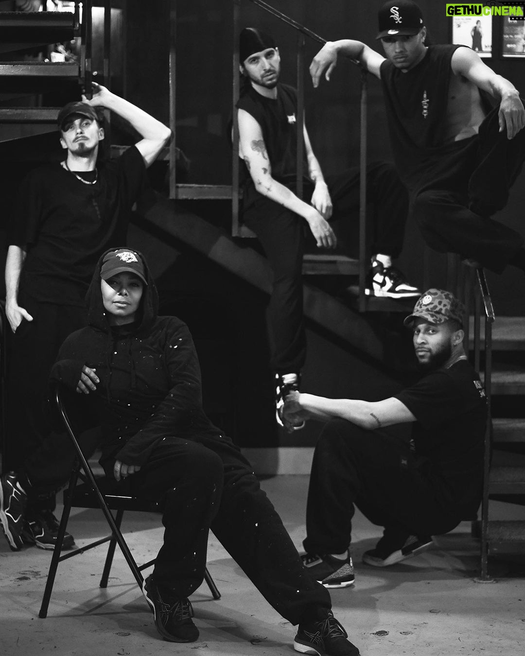 Janet Jackson Instagram - Hey u guys! Been busy rehearsing for #TogetherAgainTour with my babies @_thekidz 🫶🏽 Can’t wait to see u in 3 days at @hardrockholly 📸: @solaimanfazel