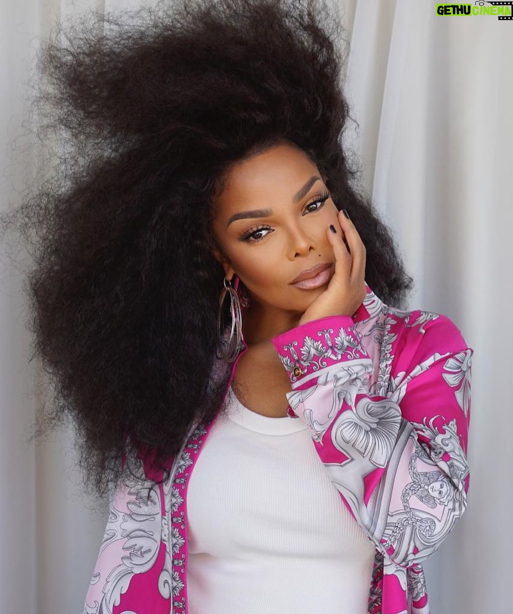 Janet Jackson - 192.6K Likes - Really can’t wait to see u guys 😘 #TogetherAgainTour 🫶🏽
📸 & 💄: @prestonmakeup
💇🏽♀️: @larryjarahsims
