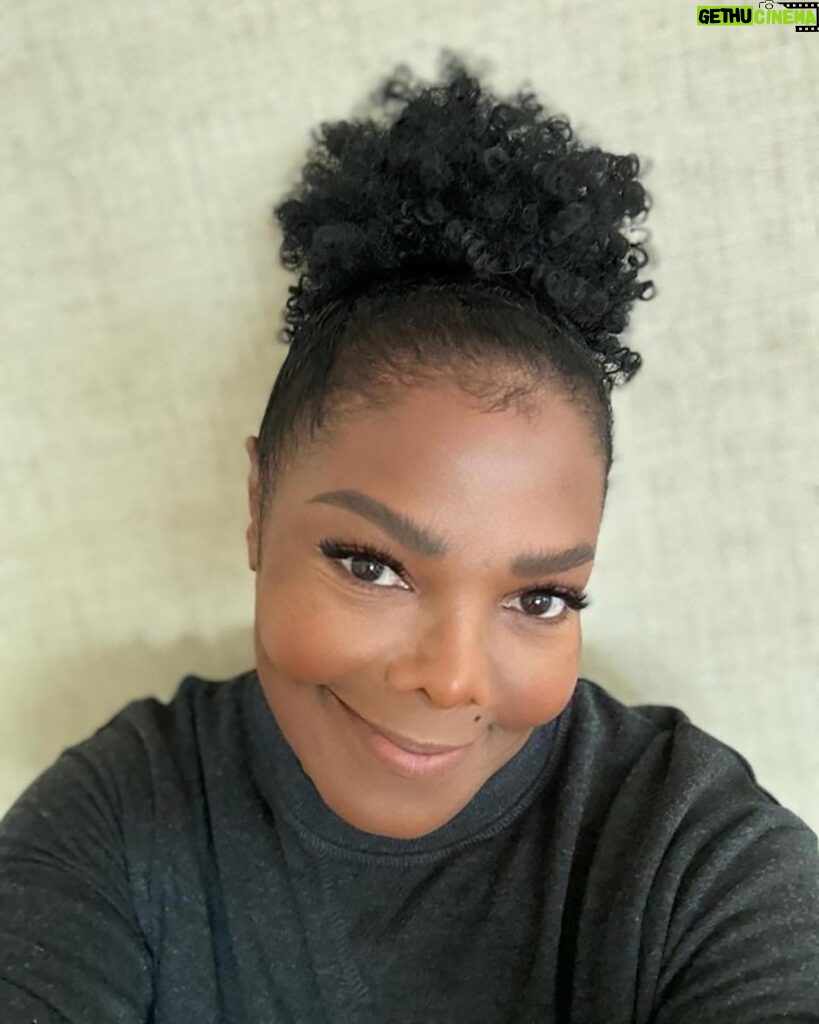Janet Jackson Instagram - It’s been fun reminiscing with u this week. There was a lot to be grateful for and still so much to celebrate. In the meantime, it feels so good to be back home in the states to prep for the NorCal and @onemusicfest shows in October. Can’t wait to see you!