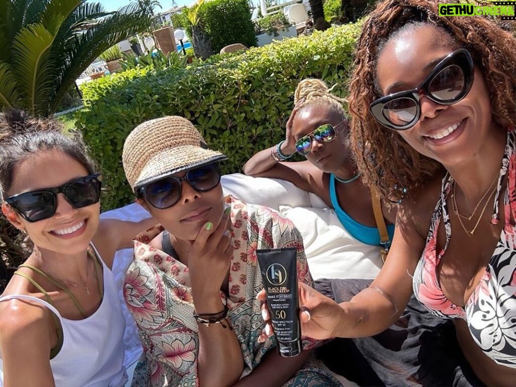 Janet Jackson Instagram - Enjoying the Italian sun and @tasha4realsmith introduced me to @blackgirlsunscreen… While it was made with people of color in mind, it can be used on every skin tone and feels so good. So worth supporting ♥ Wishing the very best to all the entrepreneurs out there 🙏🏽✊🏽 Also pictured: @chrisriosbeauty @oumouwane77
