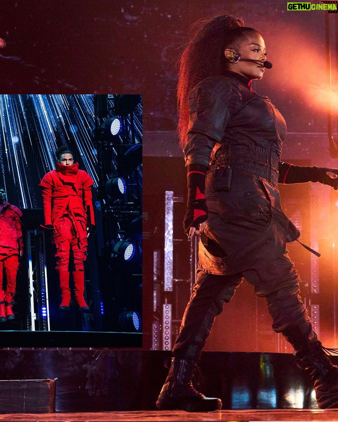 Janet Jackson Instagram - So good seeing u guys this weekend ♥️ 📸: @solaimanfazel Makeup: @prestonmakeup Hair: @cassidyblaine90046hair Styling: @laurelthomson_style Clothing: @demobaza Janet’s Shoes: @nike Dancers’ Shoes: @demobaza & @nike