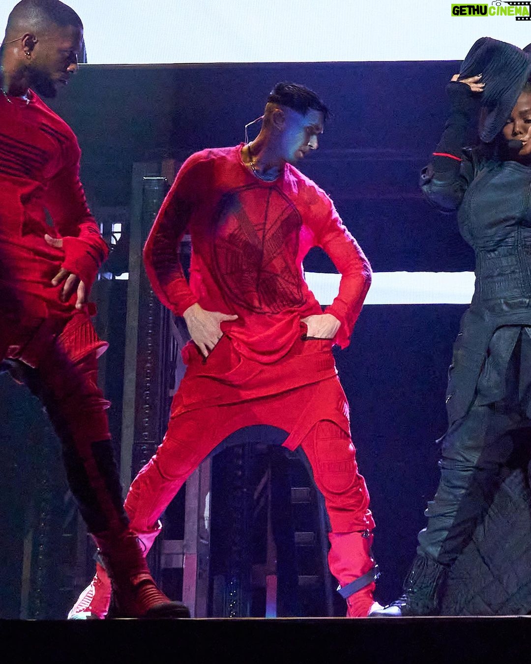 Janet Jackson Instagram - So good seeing u guys this weekend ♥️ 📸: @solaimanfazel Makeup: @prestonmakeup Hair: @cassidyblaine90046hair Styling: @laurelthomson_style Clothing: @demobaza Janet’s Shoes: @nike Dancers’ Shoes: @demobaza & @nike
