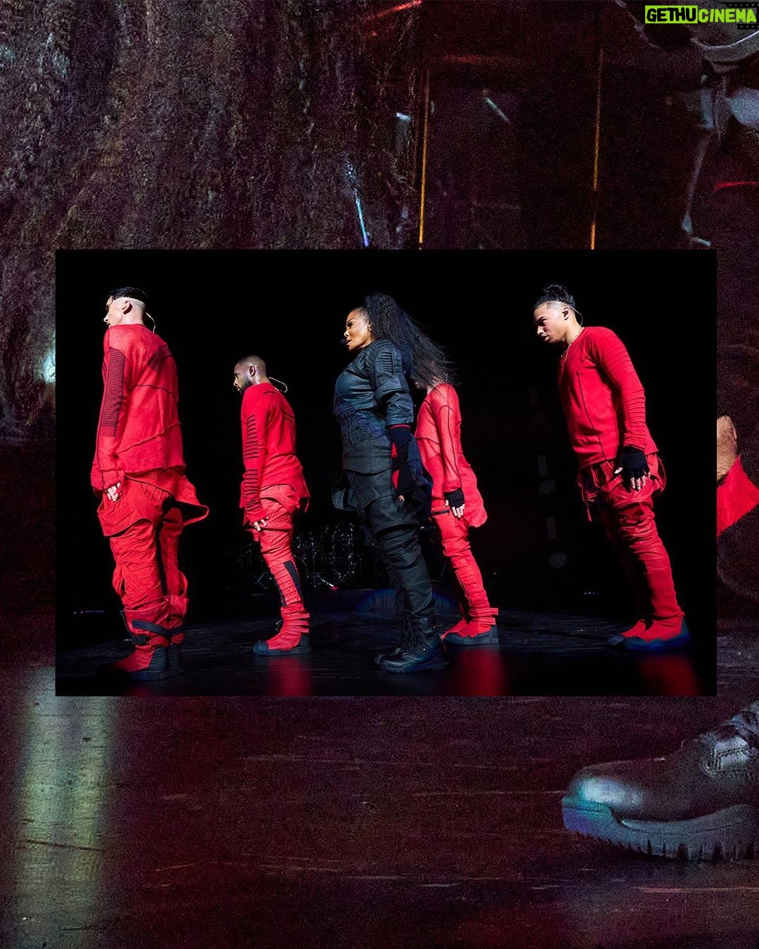 Janet Jackson Instagram - So good seeing u guys this weekend ♥️ 📸: @solaimanfazel Makeup: @prestonmakeup Hair: @cassidyblaine90046hair Styling: @laurelthomson_style Clothing: @demobaza Janet’s Shoes: @nike Dancers’ Shoes: @demobaza & @nike