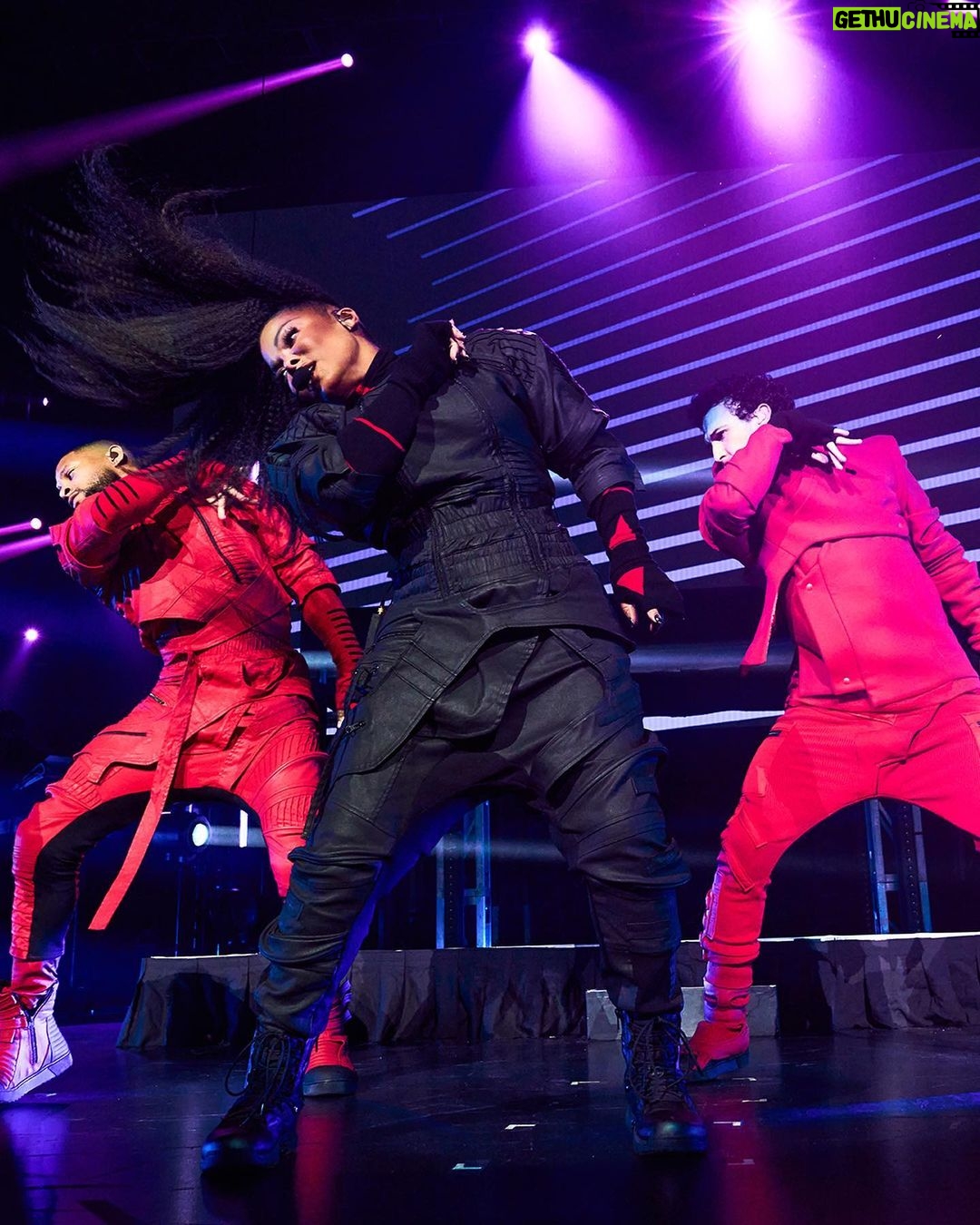 Janet Jackson Instagram - So good seeing u guys this weekend ♥️ 📸: @solaimanfazel Makeup: @prestonmakeup Hair: @cassidyblaine90046hair Styling: @laurelthomson_style Clothing: @demobaza Janet’s Shoes: @nike Dancers’ Shoes: @demobaza & @nike