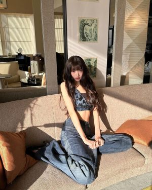 Jang Won-young Instagram - 💋
Discover the new @miumiu upcycled collection in the store #MiuMiuUpcycled