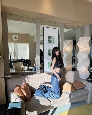 Jang Won-young Instagram - 💋
Discover the new @miumiu upcycled collection in the store #MiuMiuUpcycled