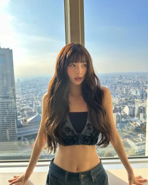 Jang Won-young Instagram - 💋
Discover the new @miumiu upcycled collection in the store #MiuMiuUpcycled