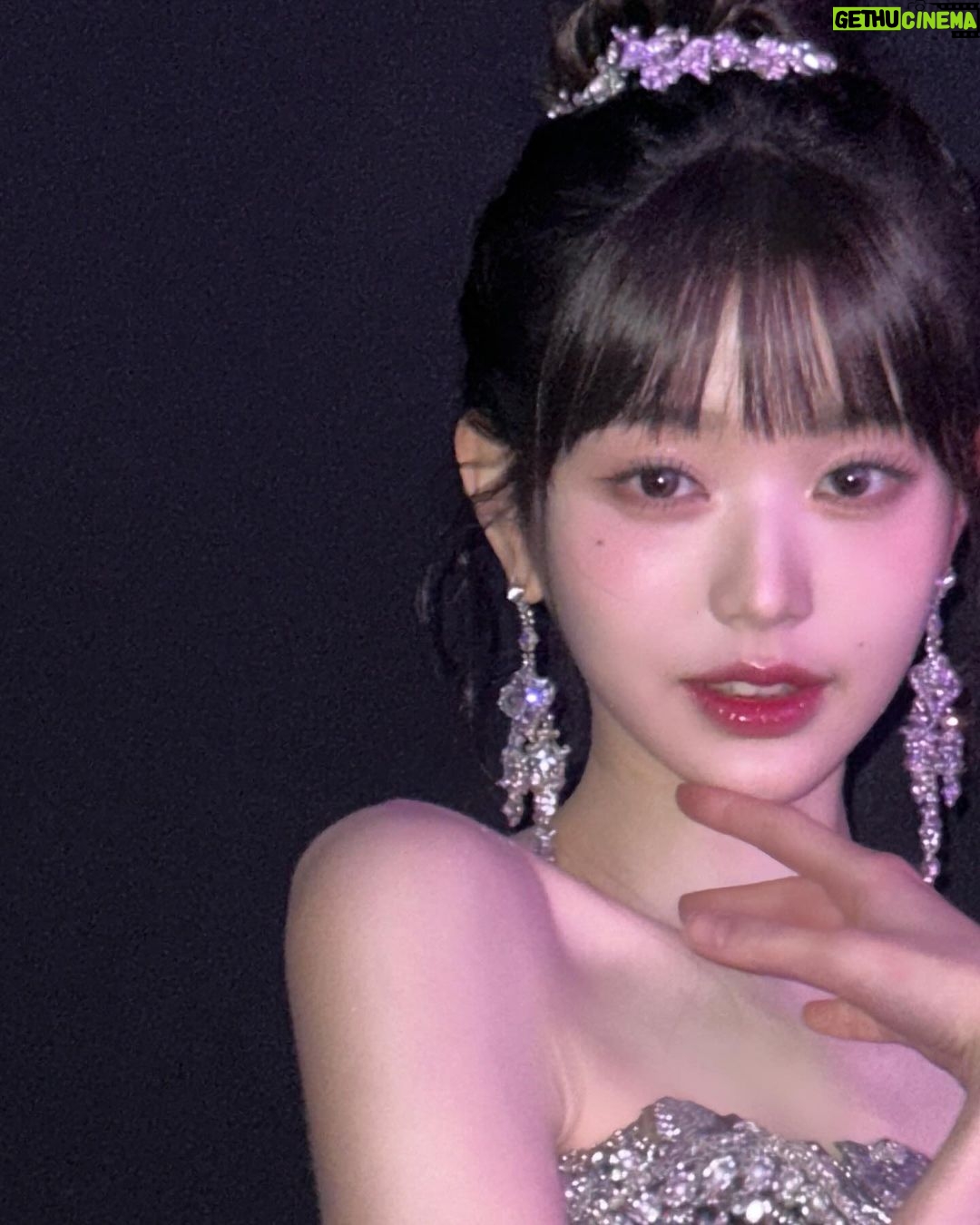 Jang Won-young Instagram - Feeling the end of the year🥂🖤✨