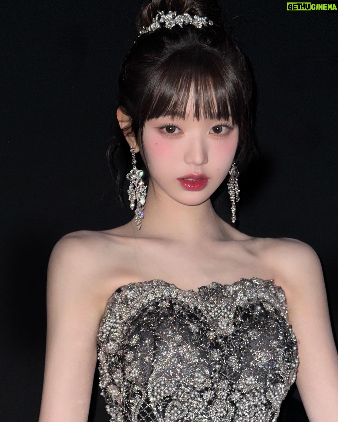 Jang Won-young Instagram - Feeling the end of the year🥂🖤✨