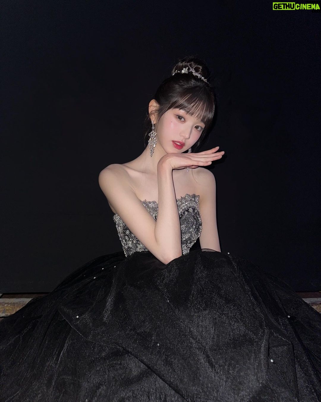 Jang Won-young Instagram - Feeling the end of the year🥂🖤✨