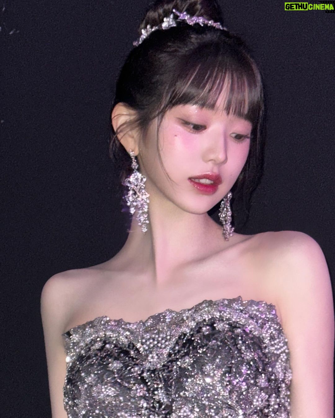 Jang Won-young Instagram - Feeling the end of the year🥂🖤✨