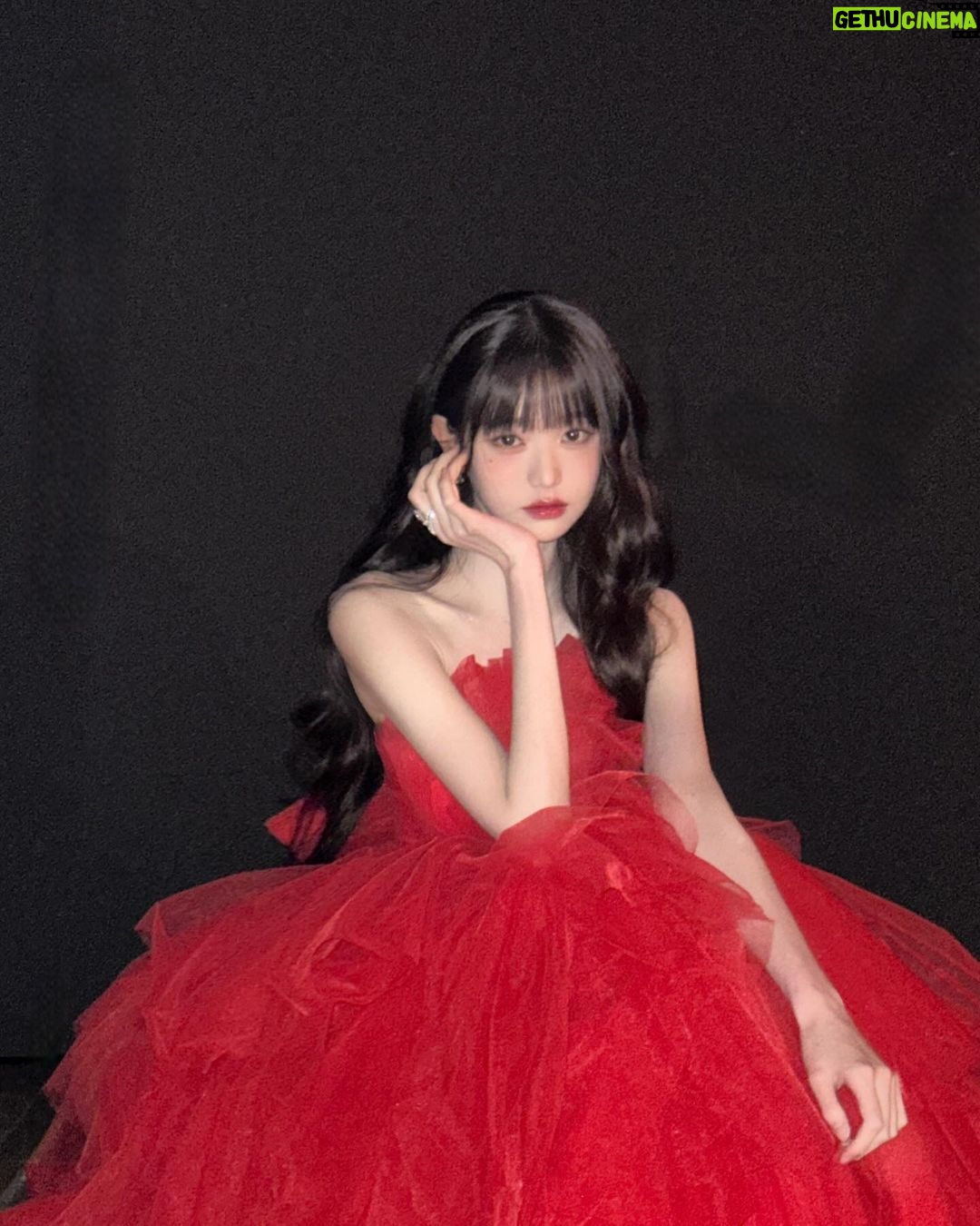 Jang Won-young Instagram - Feeling the end of the year🥂🖤✨