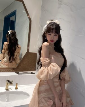 Jang Won-young Instagram - 🧚🏻‍♀️🤍🪽✨