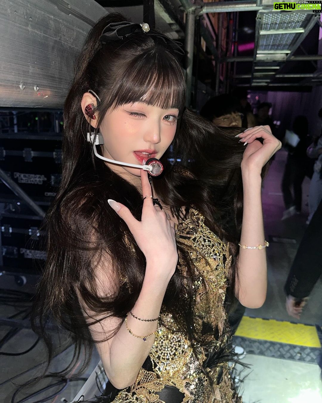 Jang Won-young Instagram - For my DIVEs🖤🏆👑✨