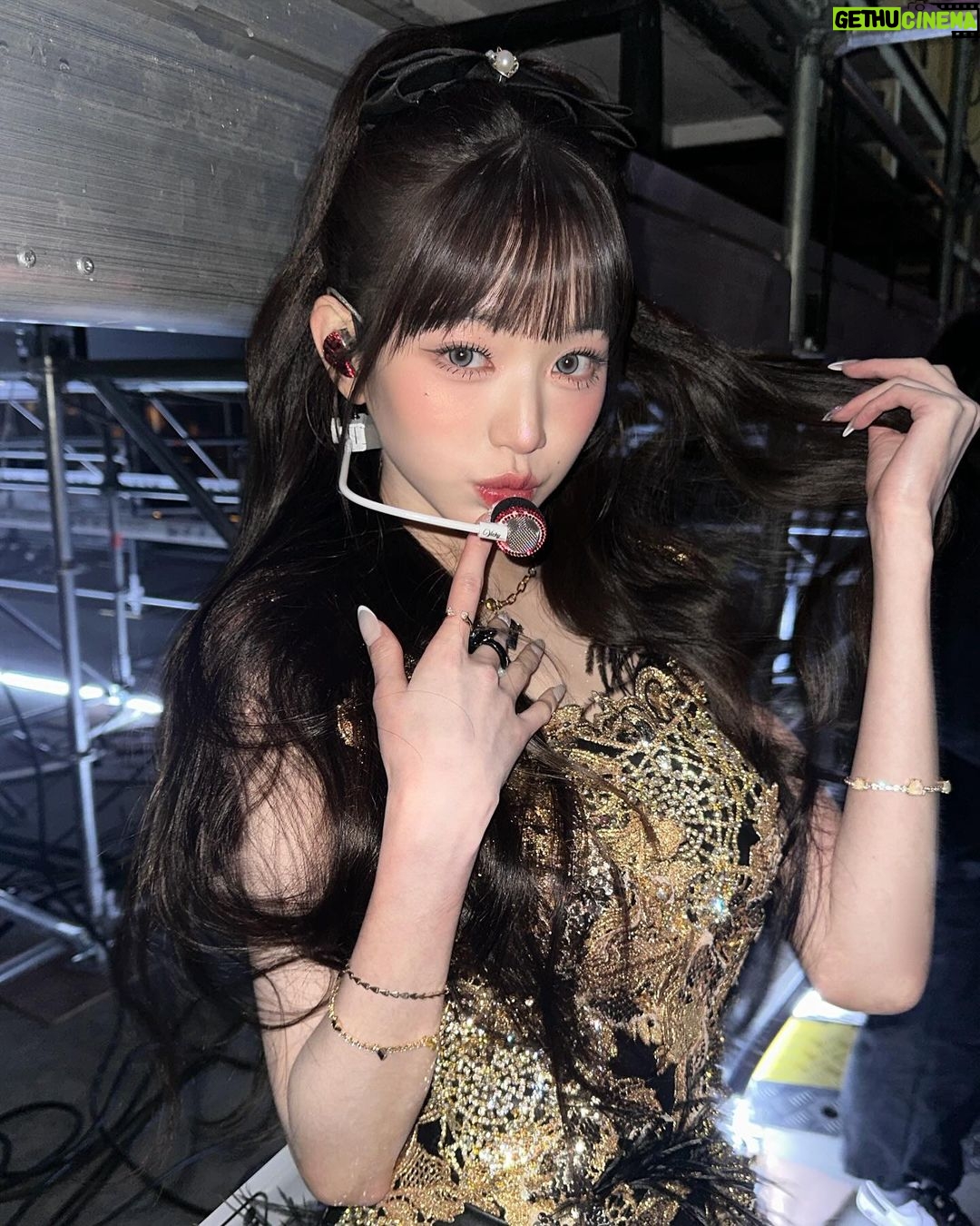 Jang Won-young Instagram - For my DIVEs🖤🏆👑✨