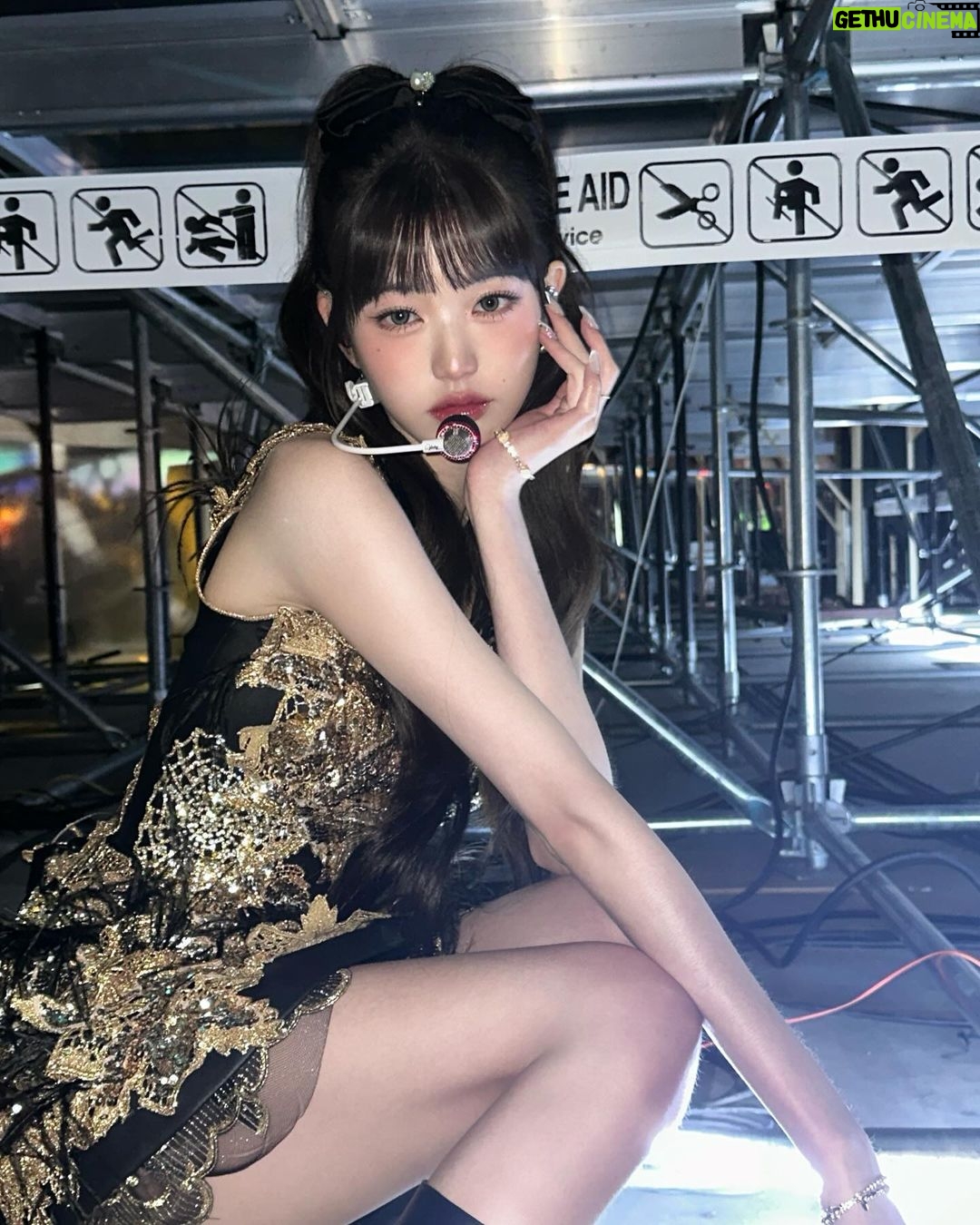 Jang Won-young Instagram - For my DIVEs🖤🏆👑✨