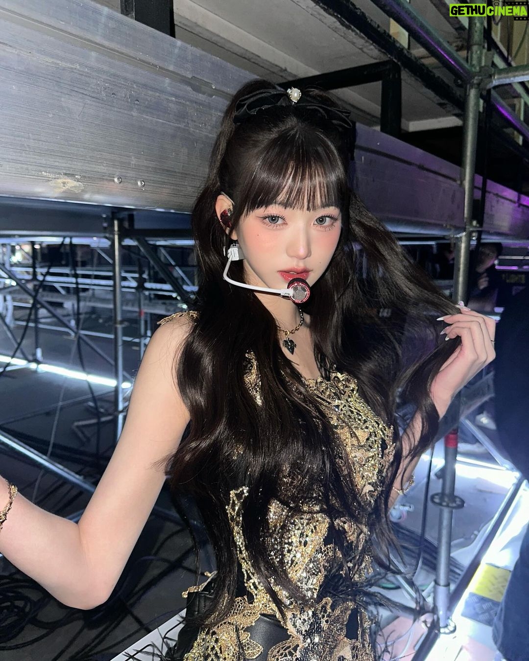 Jang Won-young Instagram - For my DIVEs🖤🏆👑✨