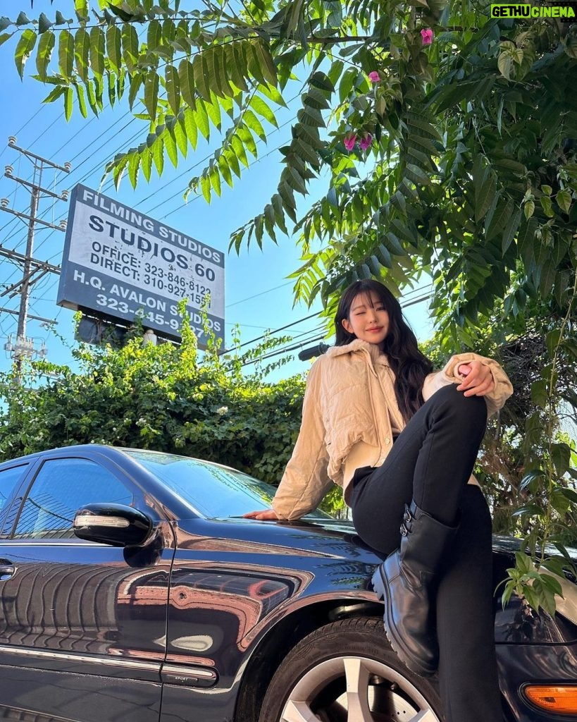 Jang Won-young Instagram - Feeling the winter vibe with @sjsjofficial🖤🌬 #SJSJx장원영 🤍 Los Angeles, California