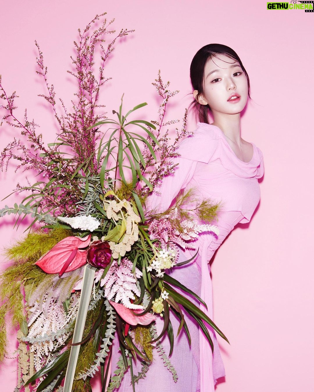 Jang Won-young Instagram - @innisfreeofficial 🩷🌵💚💕