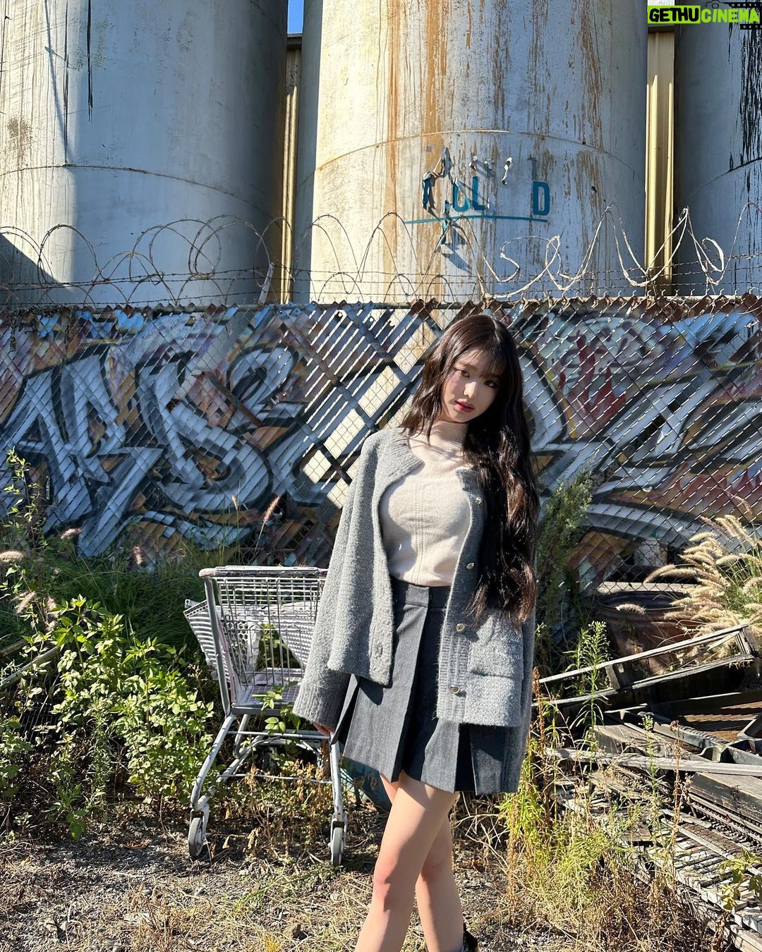 Jang Won-young Instagram - Feeling the winter vibe with @sjsjofficial🖤🌬 #SJSJx장원영 🤍 Los Angeles, California