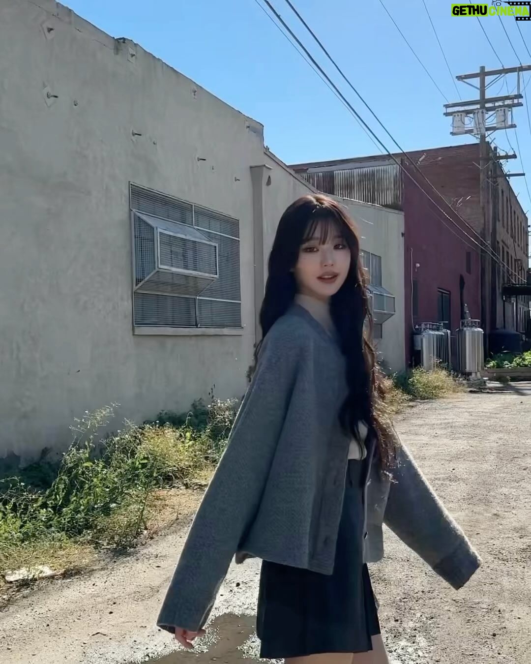 Jang Won-young Instagram - Feeling the winter vibe with @sjsjofficial🖤🌬 #SJSJx장원영 🤍 Los Angeles, California