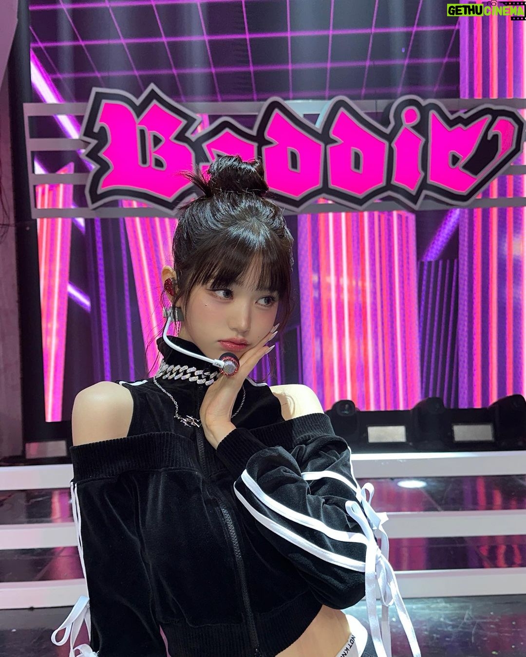 Jang Won-young Instagram - Imma 🦹🏼♀️🖤👿