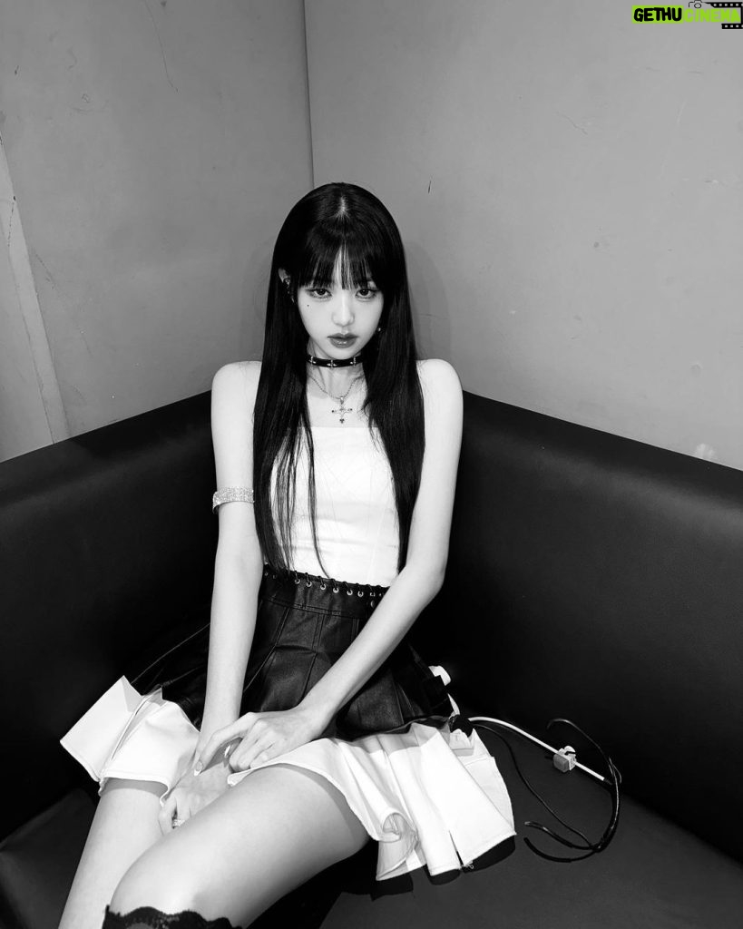 Jang Won-young Instagram - 🖤🥀🕸️🏴‍☠️